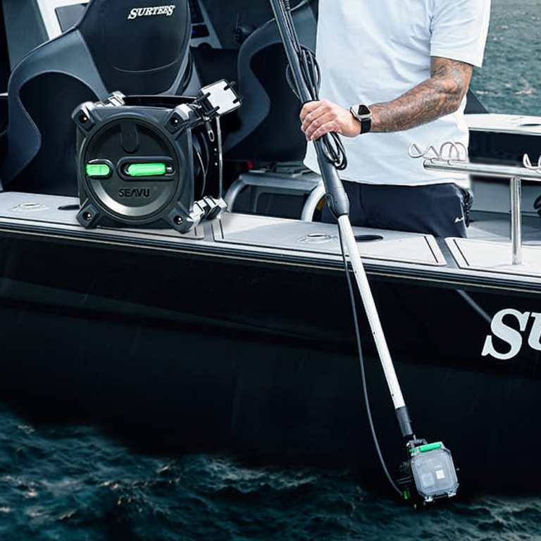 Seavu Explorer being used with extension pole